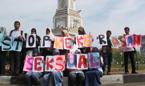 Aktivis dari berbagai komunitas perempuan anti kekerasan seksual di Aceh menggelar aksi solidaritas di Bundaran Simpang Lima, Banda Aceh, Rabu (11/5).