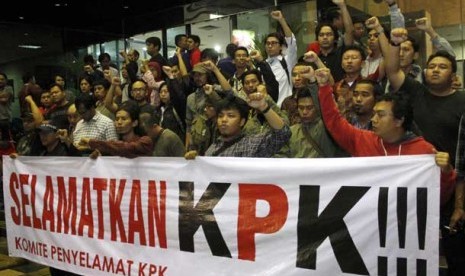  Aktivis dari berbagai LSM mendatangi KPK menyatakan dukungannya kepada KPK, Jakarta, Jumat (5/10) malam.