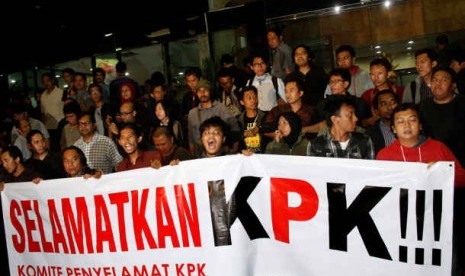 Aktivis dari berbagai LSM mendatangi KPK menyatakan dukungannya kepada KPK, Jakarta, Jumat malam (5/10). Aktivis mengutuk tindakan Polri jika mereka mementingkan kepentingan institusi, bukan kepentingan negara