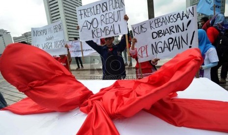 Aktivis dari gerakan Frekuensi Milik Publik (FMP) menggelar aksi unjuk rasa di Bundaran HI, Jakarta, Kamis (16/1).   (Republika/ Tahta Aidilla)