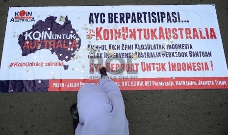 Aktivis dari Kesatuan Aksi Mahasiswa Muslim Indonesia (KAMMI) menggelar aksi koin untuk Australia di area Car Free Day (CFD) MH. Thamrin, Jakarta Pusat, Ahad (1/3).  (republika/Raisan Al Farisi)