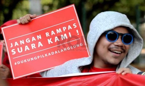 Aktivis dari Koalisi Kawal RUU Pilkada melakukan unjuk rasa menolak RUU Pilkada tidak langsung di depan Istana Merdeka, Jakarta, Selasa (16/9). (Republika/ Wihdan).