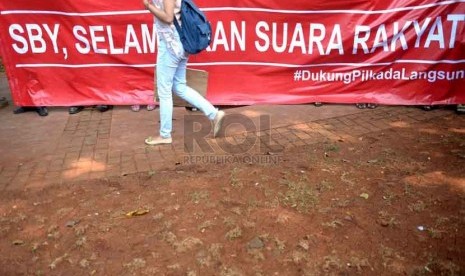 Aktivis dari Koalisi Kawal RUU Pilkada melakukan unjuk rasa menolak RUU Pilkada tidak langsung di depan Istana Merdeka, Jakarta, Selasa (16/9). (Republika/ Wihdan).