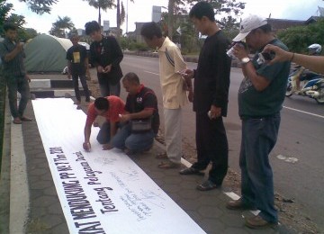 Aktivis donor darah dari Yayasan SETARA melakukan aksi menginap dengan menggelar tenda dan sejuta tandatangan di halaman Gedung Bale Kota Tasikmalaya, Jalan Letnan Harun, mulai Jum’at (2/12) hingga waktu tak ditentukan.