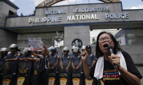 Aktivis Filipina meneriakkan tuntutan mengakhiri pembunuhan terkait perang narkoba yang digalakkan Presidan Rodrigo Duterte di luar markas polisi Camp Crame di Kota Quezon, Manila, Filipina, 24 Agustus 2016.