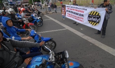 Aktivis forum bikers peduli keselamatan berkendara melakukan kampanye tertib berlalu lintas di sekitar wilayah traffic light (ilustrasi).