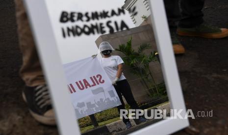 Aktivis Gerakan #BersihkanIndonesia membawa cermin saat mengikuti aksi di depan kompleks Parlemen, Senayan, Jakarta, Selasa (14/7/2020). Aksi tersebut untuk menolak Omnibus Law RUU Cipta Kerja. 