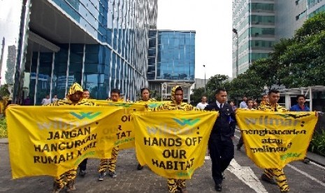 Aktivis Greenpeace demo di gedung Multivision Tower, Jakarta, Kamis (14/11).