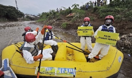 Aktivis Greenpeace tandai titik limbah Citarum