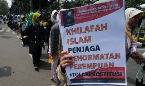 Aktivis Hizbut Tahrir Indonesia menyuarakan isu khilafah.