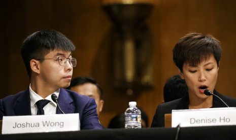 Aktivis Hong Kong Joshua Wong (kiri) dan aktivis sekaligus penyanyi Denise Ho memberikan penjelasan kepada Kongres AS di Capitol Hill, Washington, Selasa (17/9).