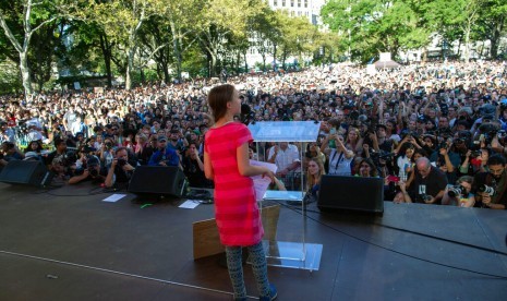 Aktivis iklim remaja dari Swedia Greta Thunberg (tengah) berbicara dalam Climate Strike, sebuah aksi agar pemimpin dunia melakukan tindakan lebih mengatasi perubahan iklim di New York, AS, Jumat (20/9). 