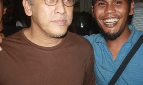 Aktivis Jopi Peranginangin saat berfoto bersama musisi Iwan Fals