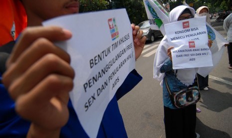  Aktivis Kesatuan Aksi Mahasiswa Muslim Indonesia (KAMMI) mengelar aksi unjuk rasa menolak kebijakan Pekan Kondom Nasional (PKN) di DPRD Jombang, Jawa Timur, Rabu (4/12).  (Antara/Syaiful Arif)