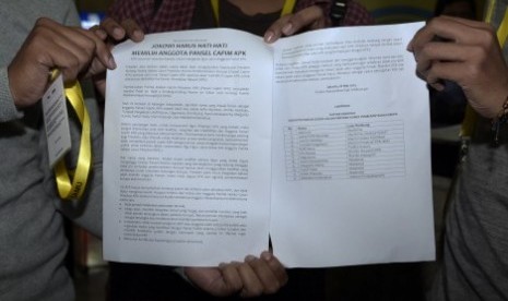 Aktivis Koalisi Masyarakat Sipil Antikorupsi menunjukkan daftar nama 12 calon anggota panitia seleksi (pansel) pimpinan KPK kepada wartawan di Gedung KPK, Jakarta, Senin (18/5). Koalisi Masyarakat Sipil Antikorupsi meminta KPK menelusuri rekam jejak 12 nam