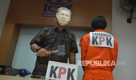  Aktivis koalisi masyarakat sipil melakukan teatrikal dengan menggunakan topeng Wakil Ketua DPR Fahri Hamzah yang tengah memukul palu saat menggelar konferensi pers di Kantor Indonesia Corruption Watch (ICW), Jakarta, Rabu (3/5). 