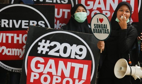 Aktivis lingkungan berunjuk rasa saat berlangsungnya sidang kasus pencemaran Sungai Brantas dengan sampah popok sekali pakai di Pengadilan Negeri Surabaya, Jawa Timur, Kamis (14/3/2019).