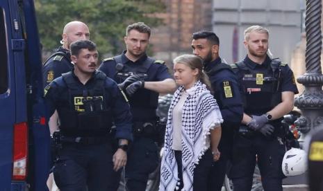 Aktivis lingkungan hidup Greta Thunberg ditangkap polisi saat mengikuti aksi bela-Palestina di Universitas Kopenhagen Denmark, Rabu (4/9/2024).