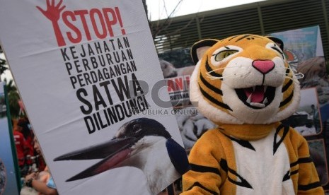  Aktivis lingkungan hidup menggunakan kostum harimau saat Kampanye bertajuk Ayo Hentikan Kejahatan Lingkungan dan Kehutanan di kawasan Bundaran HI, Jakarta, Ahad (20/12). (Republika/Yasin Habibi)