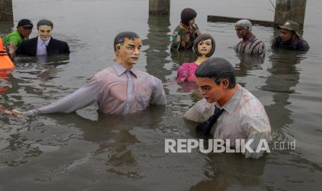 Aktivis lingkungan Wahana Lingkungan Hidup Indonesia (WALHI) Jawa Tengah memasang instalasi manekin menyerupai pejabat pengambil keputusan yang ditenggelamkan di laut saat aksi respon terhadap KTT perubahan iklim COP26. Pengkampanye Transisi Urban Berkeadilan Wahana Lingkungan Hidup Indonesia (WALHI) Nasional, Abdul Ghofar, menilai peningkatan skor IKLH tahun 2021 merupakan capaian kuantitatif yang cukup lumayan dibandingkan tahun sebelumnya. Namun ia mengkritisi skoring IKLH hanya didasarkan pada setidaknya empat indikator yaitu, IKA (Indeks Kualitas Air), Indeks Kualitas Udara (IKU), Indeks Kualitas Lahan (IKL) dan Indeks Kualitas Air Laut (IKAL). 