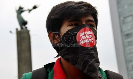   Aktivis mahasiswa melakukan aksi damai memperingati Hari Antikorupsi Sedunia di Bundaran Hotel Indonesia, Jakarta, Senin (10/12).(Republika/Yasin Habibi)