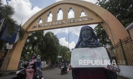 Aktivis melakukan aksi damai di kawasan Kampus UIN Sunan Kalijaga Yogyakarta, Sleman, DI Yogyakarta, Kamis (8/3).