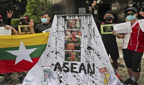 Aktivis memajang poster dan potret Panglima Tertinggi Myanmar Jenderal Min Aung Hlaing selama unjuk rasa menentang kudeta militer di Jakarta, Indonesia, Sabtu, 24 April 2021. Para pemimpin Asia Tenggara bertemu dengan jenderal tertinggi Myanmar dan pemimpin kudeta dalam keadaan darurat KTT di Indonesia hari Sabtu, dan diharapkan untuk menekan seruan untuk diakhirinya kekerasan oleh pasukan keamanan yang telah menyebabkan ratusan pengunjuk rasa tewas serta pembebasan Aung San Suu Kyi dan tahanan politik lainnya. 