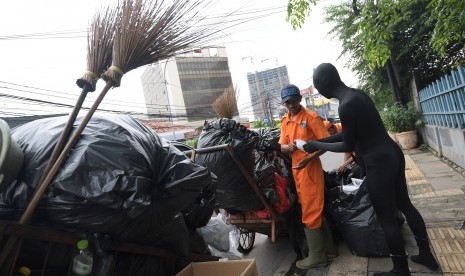 Aktivis membagikan masker disela peluncuran aplikasi pemantau kualitas udara UdaraKita dari Greenpeace di Jakarta (Ilustrasi)