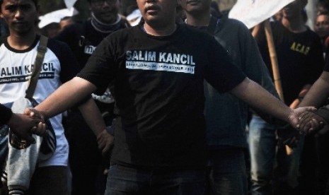 Aktivis menggelar aksi mendukung Salim Kancil.