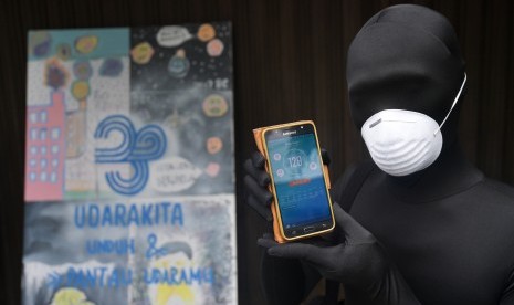 Aktivis menunjukkan aplikasi pemantau kualitas udara UdaraKita dari Greenpeace di Jakarta, Selasa (14/2). 