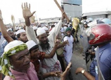 Aktivis Muslim dan aparat keamanan bentrok di Bangladesh.