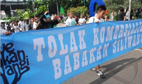 Aktivis peduli lingkungan melakukan kampanye penyelamatan hutan kota Babakan Siliwangi, Bandung, Jabar, Minggu (3/2). 