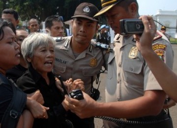 Aktivis pejuang Hak Asasi Manusia (HAM) Sumarsih (kedua kiri) bersama sejumlah aktivis lainnya dihadang sejumlah polisi ketika berusaha mendekat ke Istana Merdeka saat menggelar aksi unjuk rasa mengenang tujuh tahun wafatnya aktivis pejuang HAM Munir di de