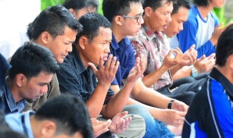 Aktivis pendukung KPK melaksanakan shalat Jumat di halaman gedung KPK, Jakarta, Jumat (30/1).