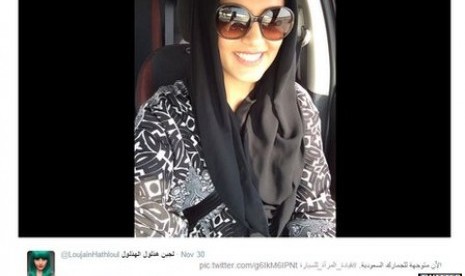 Aktivis perempuan di Arab Saudi, Lujain Al-Hathlool saat mengendarai mobilnya menuju perbatasan