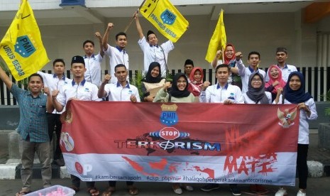 Aktivis PMII saat melakukan aksi menolak radikalisme dan terorisme.