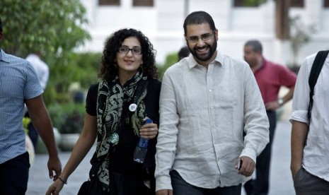 Aktivis pro-demokrasi Mesir terkemuka Alaa Abdel-Fattah bersama saudarinya Mona Seif di American University di Kairo, dekat Alun-Alun Tahrir, Mesir, 22 September 2014.