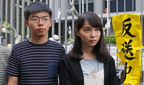 Aktivis prodemokrasi Hong Kong Joshua Wong (kiri) dan Agnes Chow saat bertemu media di luar kantor pemerintah di Hong Kong, 18 Juni 2019. Kedua aktivis tersebut ditangkap polisi Hong Kong, Jumat (30/8).