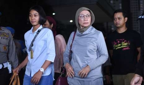 Aktivis Ratna Sarumpaet (tengah) tiba di Mapolda Metro Jaya untuk menjalani pemeriksaan di Jakarta, Kamis (4/10). Pelaku penyebaran berita bohong atau hoax itu ditangkap oleh pihak kepolisian di Bandara Soekarno Hatta saat akan pergi keluar negeri.