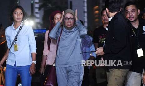 Activist Ratna Sarumpaet (center) arrives at Jakarta Metro Police Headquarter after being arrested in Soekarno-Hatta International Airport, Thursday (Oct 4) night. 