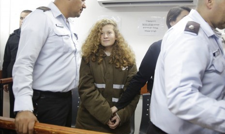 Aktivis remaja Palestina Ahed Tamimi di dalam ruang persidangan di penjara militer Ofer dekat Yerusalem, Senin (15/1).