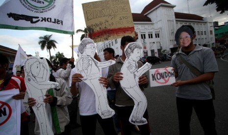  Aktivis yang tergabung dalam Forum Silaturahim Lembaga Dakwah Kampus (FSLDK) Indonesia melakukan aksi menolak pembagian kondom di Perempatan Kantor Pos Besar, Yogyakarta, Ahad (1/12). 