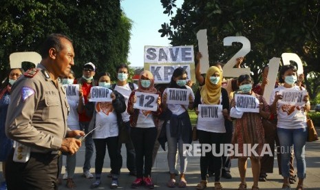 Aktivis yang tergabung dalam koalisi masyarakat sipil anti korupsi dan perempuan Indonesia anti korupsi melakukan aksi demonstrasi di depan Hotel Ambarukmo Plaza, Sleman, Yogyakarta, Kamis (8/10). 