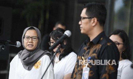 Aktivis yang tergabung dalam Kolisi Masyarakat Sipil untuk KPK Bersih bersama Kepala Biro Humas KPK Febri Diansyah (kiri) memberikan keterang pers usai bertemu pimpinan KPK di gedung KPK, Jakarta, Kamis (29/8/2019).