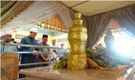 Aktivitas Ahad (11/9/2022) pagi Gubernur Kalsel H. Sahbirin Noor bersama Buya Arrazy Hasyim ziarah ke Makam Syekh Abdul Hamid Abulung Al-Banjari atau dikenal Datu Abulung di Sungai Batang, Martapura Barat, Kabupaten Banjar.