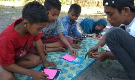 Aktivitas anak-anak belajar di sekolah darurat.