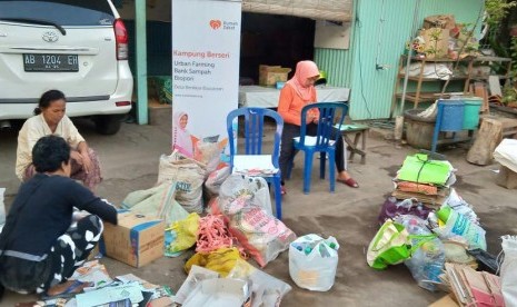 Aktivitas bank sampah Mandiri Sejahtera di wilayah RW. 04, Desa Berdaya Bausasran, Kecamatan Danurejan, Yogyakarta.