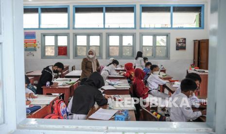 Aktivitas belajar mengajar di SDN 065 Cihampelas Bandung, Jawa Barat, Senin (7/2/2022). Pemerintah Kota Bandung kembali melakukan pengetatan aktivitas masyarakat termasuk pembelajaran tatap muka (PTM) menjadi 50 persen guna mencegah penyebaran COVID-19 di lingkungan sekolah. 