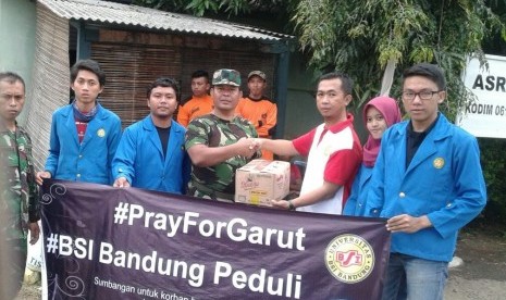 Aktivitas BEM Universitas BSI Bandung membantu korban bencana banjir Garut.