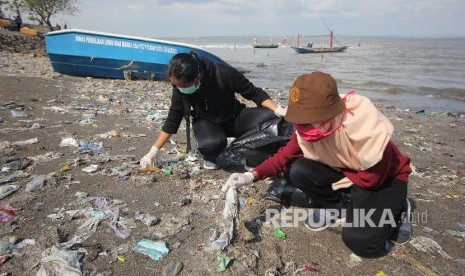 Aktivitas bersih-bersih pantai dari beragam sampah dari laut (Ilustrasi)